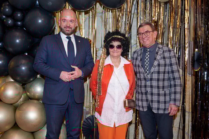 Bal seniorów w stylu lat 80. w restauracji Letniej przy wrocławskim zoo.