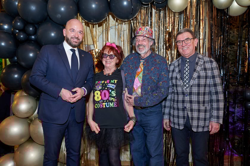 Bal seniorów w stylu lat 80. w restauracji Letniej przy wrocławskim zoo.