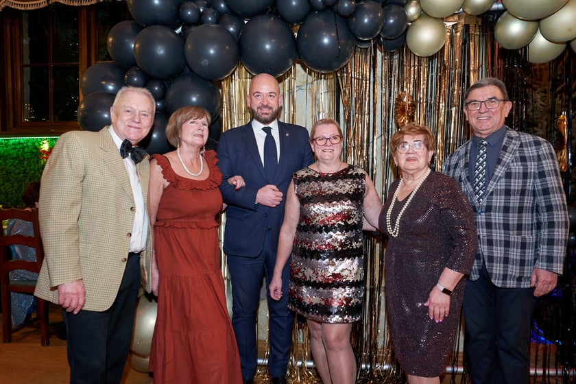 Bal seniorów w stylu lat 80. w restauracji Letniej przy wrocławskim zoo.