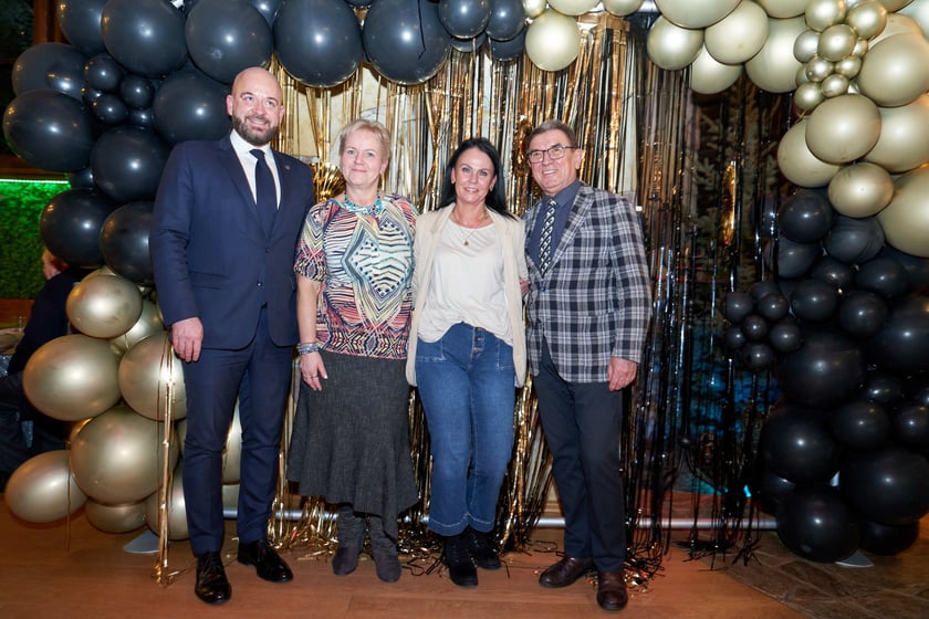 Bal seniorów w stylu lat 80. w restauracji Letniej przy wrocławskim zoo.