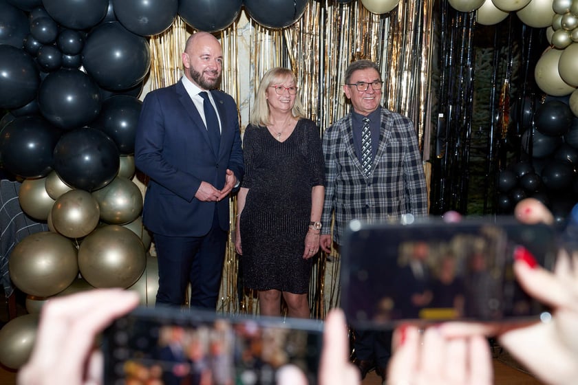 Bal seniorów w stylu lat 80. w restauracji Letniej przy wrocławskim zoo.