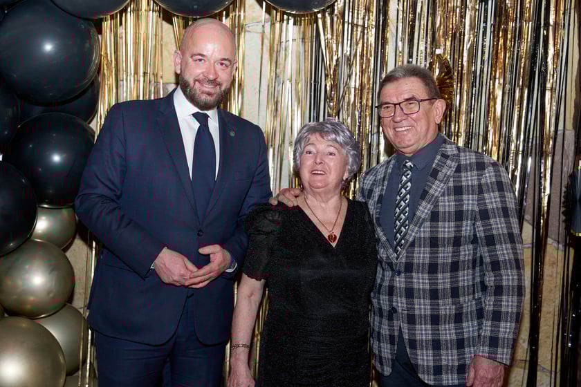 Bal seniorów w stylu lat 80. w restauracji Letniej przy wrocławskim zoo.