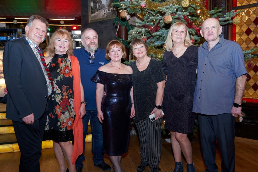 Bal seniorów w stylu lat 80. w restauracji Letniej przy wrocławskim zoo.