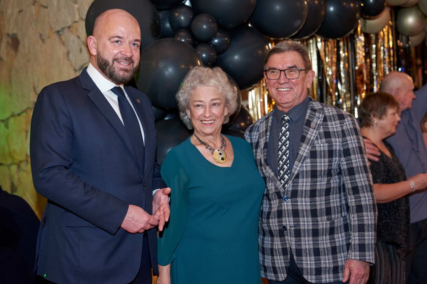 Bal seniorów w stylu lat 80. w restauracji Letniej przy wrocławskim zoo.