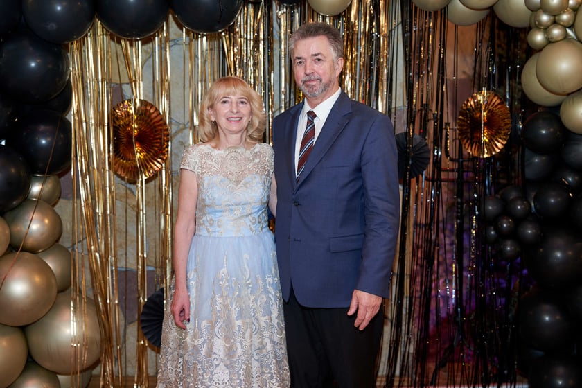 Bal seniorów w stylu lat 80. w restauracji Letniej przy wrocławskim zoo.