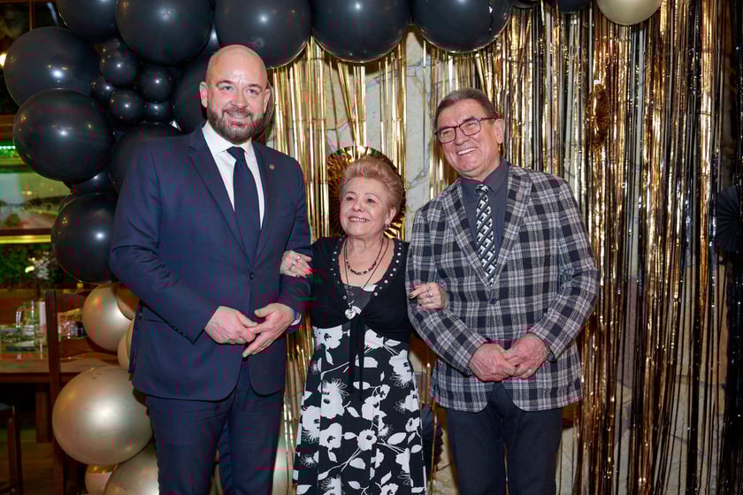 Bal seniorów w stylu lat 80. w restauracji Letniej przy wrocławskim zoo.