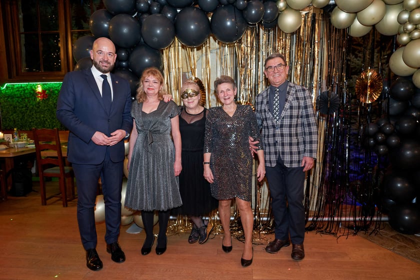 Bal seniorów w stylu lat 80. w restauracji Letniej przy wrocławskim zoo.