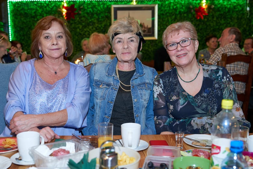 Bal seniorów w stylu lat 80. w restauracji Letniej przy wrocławskim zoo.