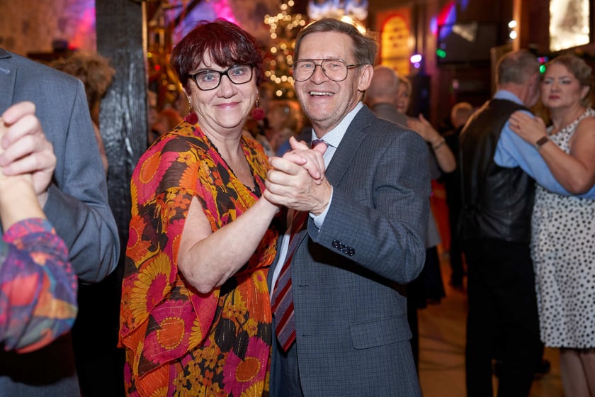 Bal seniorów w stylu lat 80. w restauracji Letniej przy wrocławskim zoo.