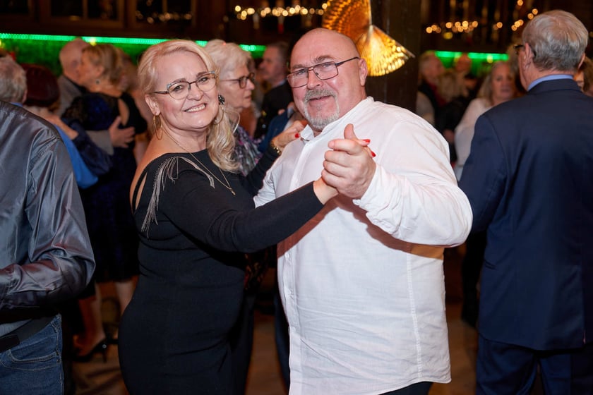 Bal seniorów w stylu lat 80. w restauracji Letniej przy wrocławskim zoo.