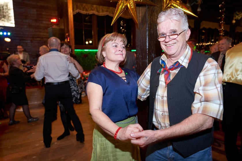 Bal seniorów w stylu lat 80. w restauracji Letniej przy wrocławskim zoo.