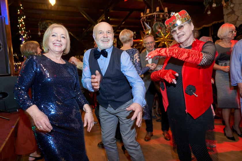 Bal seniorów w stylu lat 80. w restauracji Letniej przy wrocławskim zoo.