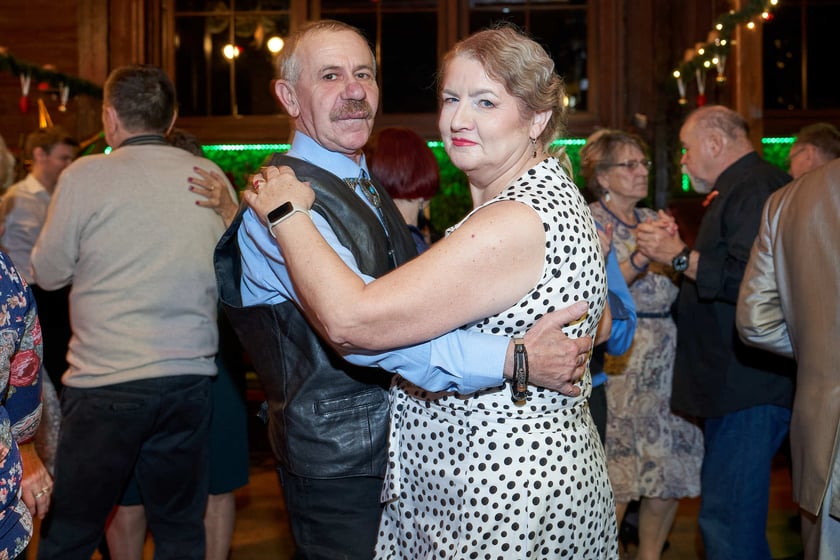 Bal seniorów w stylu lat 80. w restauracji Letniej przy wrocławskim zoo.