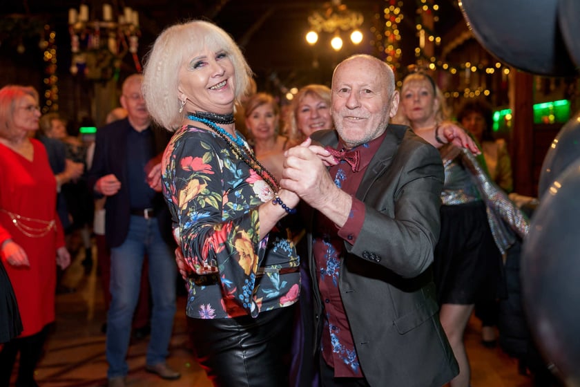 Bal seniorów w stylu lat 80. w restauracji Letniej przy wrocławskim zoo.