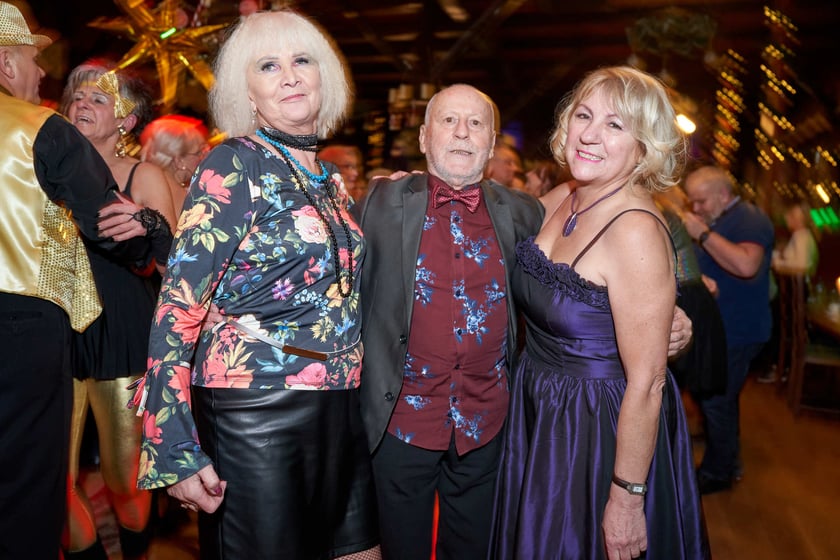Bal seniorów w stylu lat 80. w restauracji Letniej przy wrocławskim zoo.