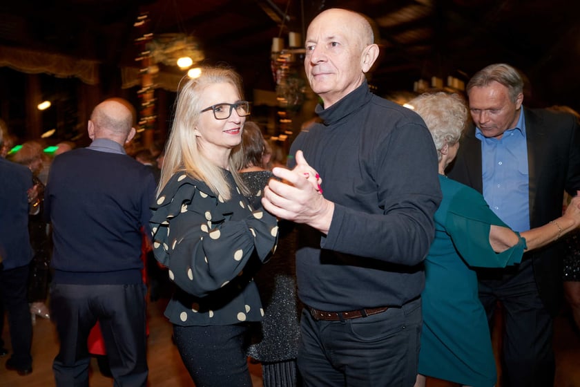 Bal seniorów w stylu lat 80. w restauracji Letniej przy wrocławskim zoo.