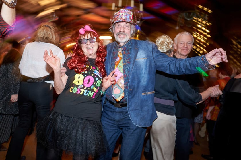 Bal seniorów w stylu lat 80. w restauracji Letniej przy wrocławskim zoo.