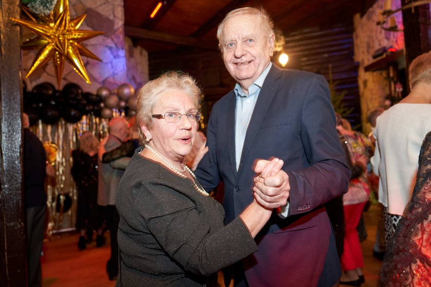 Bal seniorów w stylu lat 80. w restauracji Letniej przy wrocławskim zoo.