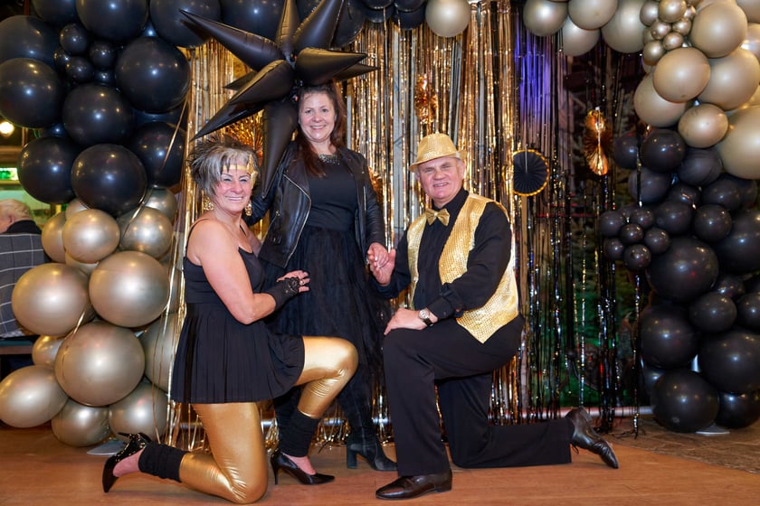 Bal seniorów w stylu lat 80. w restauracji Letniej przy wrocławskim zoo.