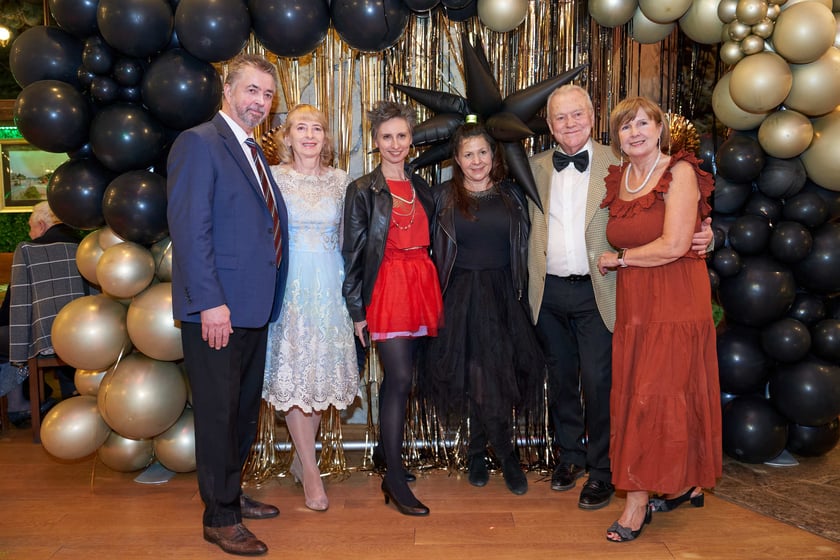 Bal seniorów w stylu lat 80. w restauracji Letniej przy wrocławskim zoo.