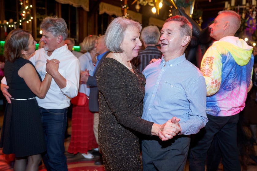 Bal seniorów w stylu lat 80. w restauracji Letniej przy wrocławskim zoo.