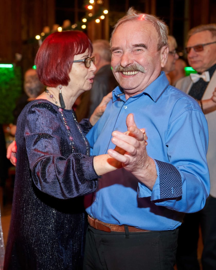 Bal seniorów w stylu lat 80. w restauracji Letniej przy wrocławskim zoo.
