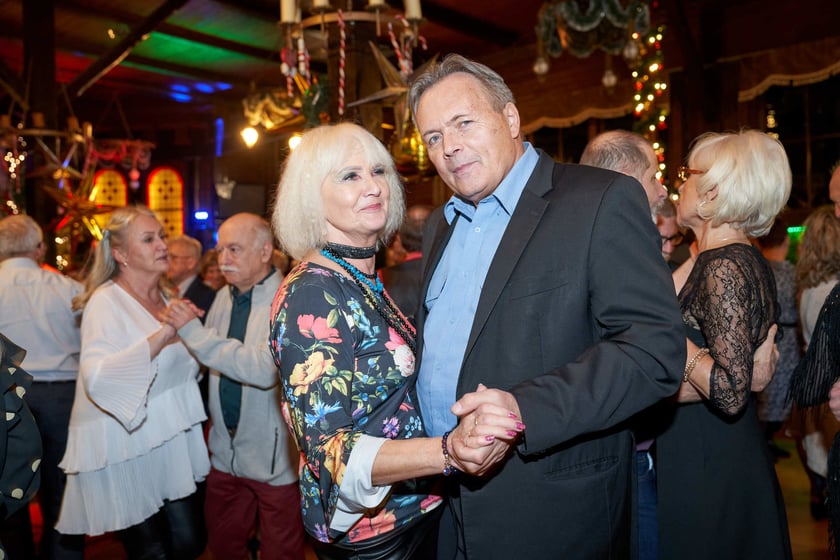 Bal seniorów w stylu lat 80. w restauracji Letniej przy wrocławskim zoo.