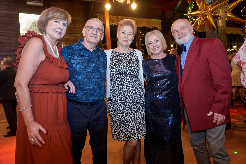 Bal seniorów w stylu lat 80. w restauracji Letniej przy wrocławskim zoo.