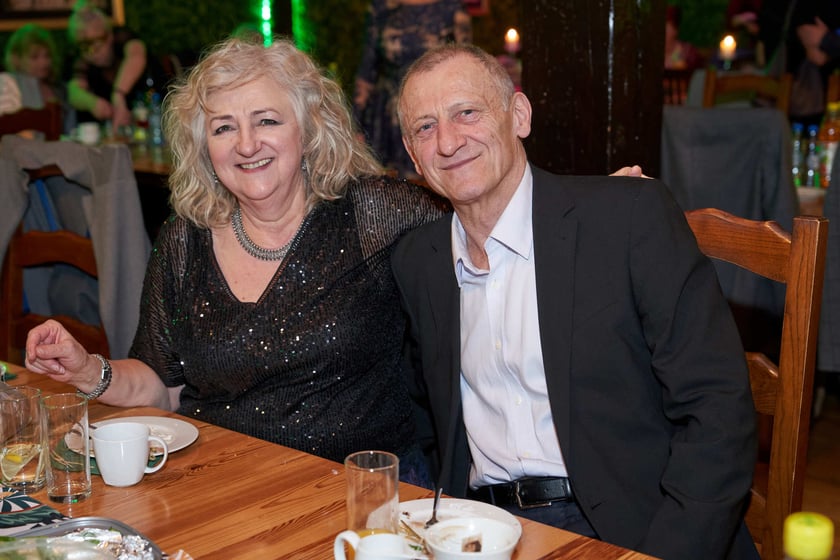 Bal seniorów w stylu lat 80. w restauracji Letniej przy wrocławskim zoo.