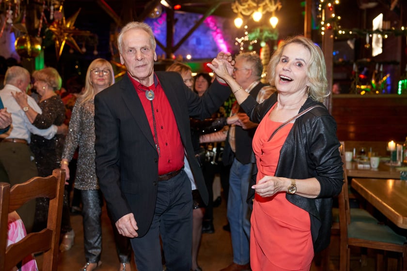 Bal seniorów w stylu lat 80. w restauracji Letniej przy wrocławskim zoo.