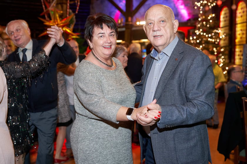 Bal seniorów w stylu lat 80. w restauracji Letniej przy wrocławskim zoo.