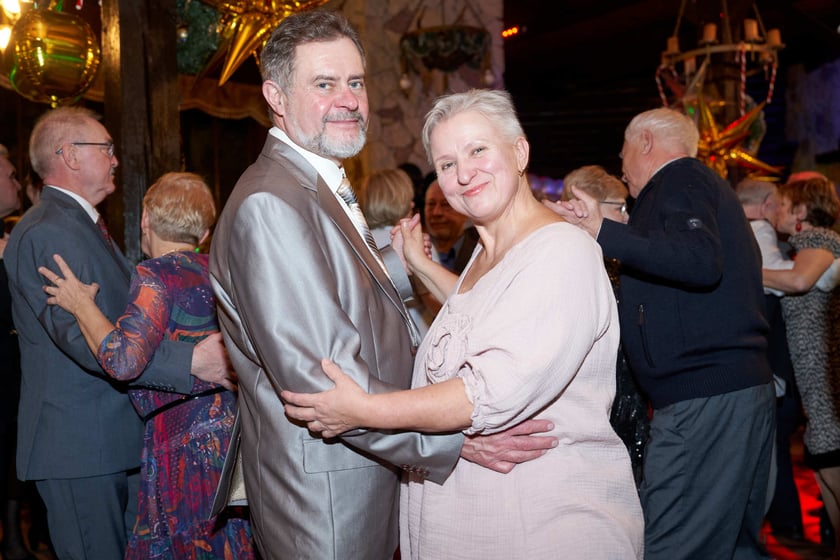 Bal seniorów w stylu lat 80. w restauracji Letniej przy wrocławskim zoo.