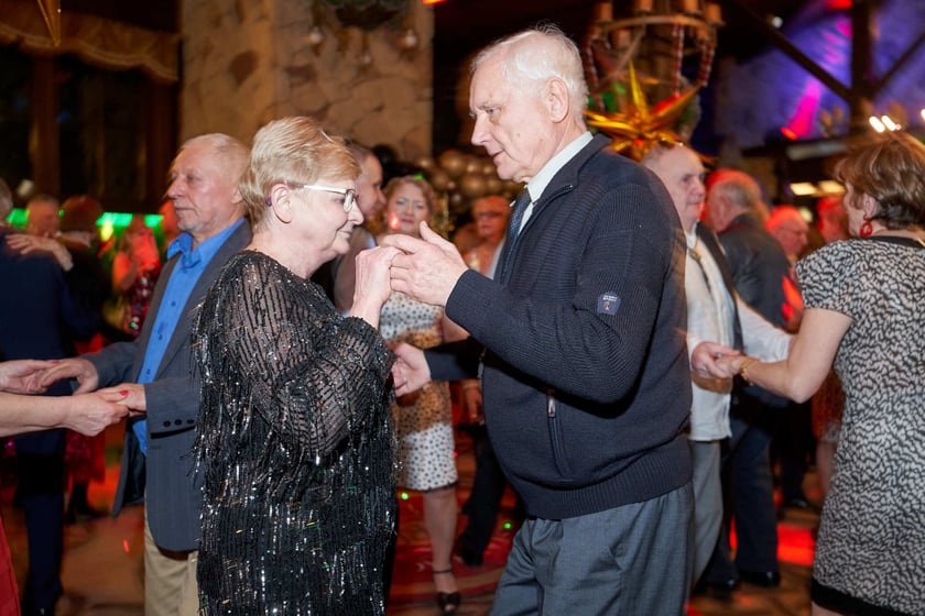 Bal seniorów w stylu lat 80. w restauracji Letniej przy wrocławskim zoo.