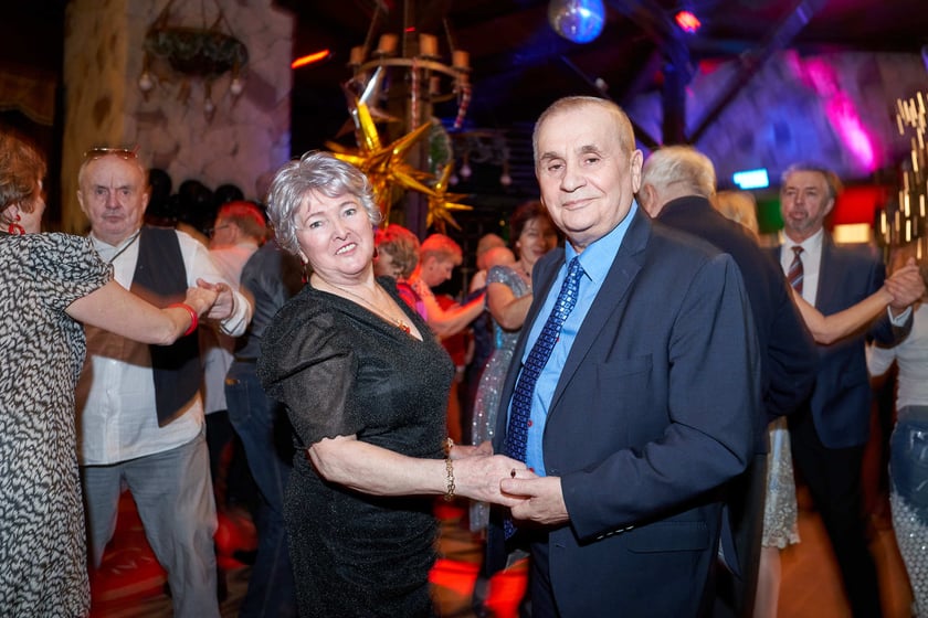 Bal seniorów w stylu lat 80. w restauracji Letniej przy wrocławskim zoo.