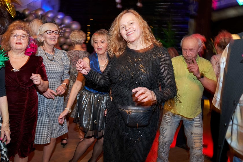 Bal seniorów w stylu lat 80. w restauracji Letniej przy wrocławskim zoo.