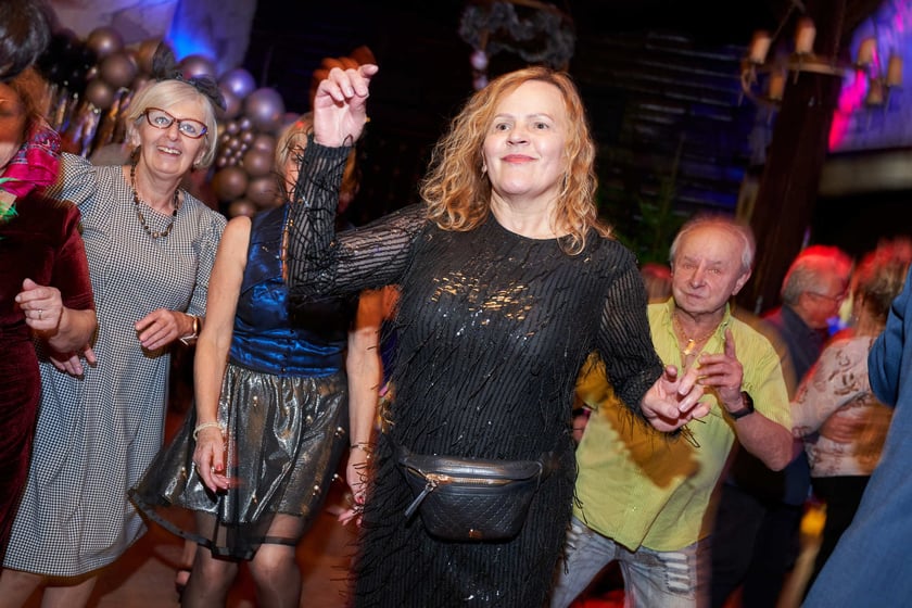 Bal seniorów w stylu lat 80. w restauracji Letniej przy wrocławskim zoo.