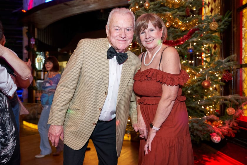 Bal seniorów w stylu lat 80. w restauracji Letniej przy wrocławskim zoo.