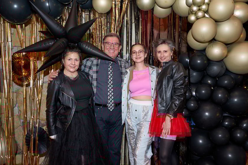 Bal seniorów w stylu lat 80. w restauracji Letniej przy wrocławskim zoo.