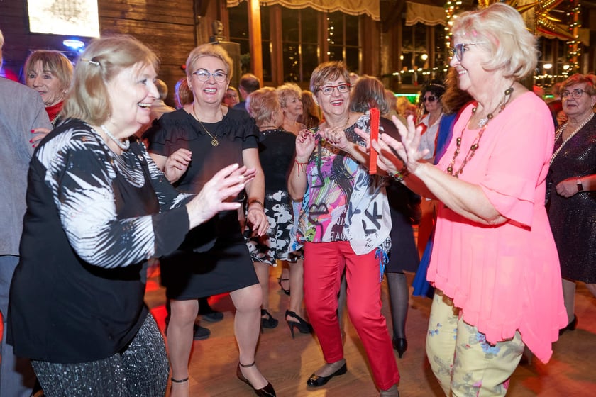 Bal seniorów w stylu lat 80. w restauracji Letniej przy wrocławskim zoo.