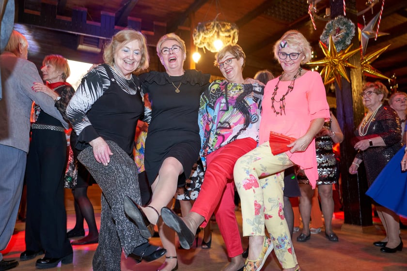 Bal seniorów w stylu lat 80. w restauracji Letniej przy wrocławskim zoo.