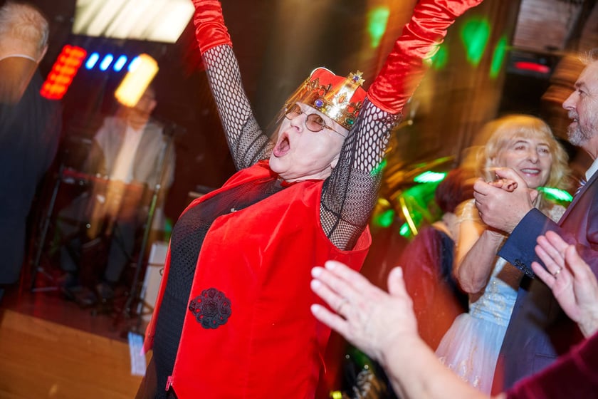 Bal seniorów w stylu lat 80. w restauracji Letniej przy wrocławskim zoo.