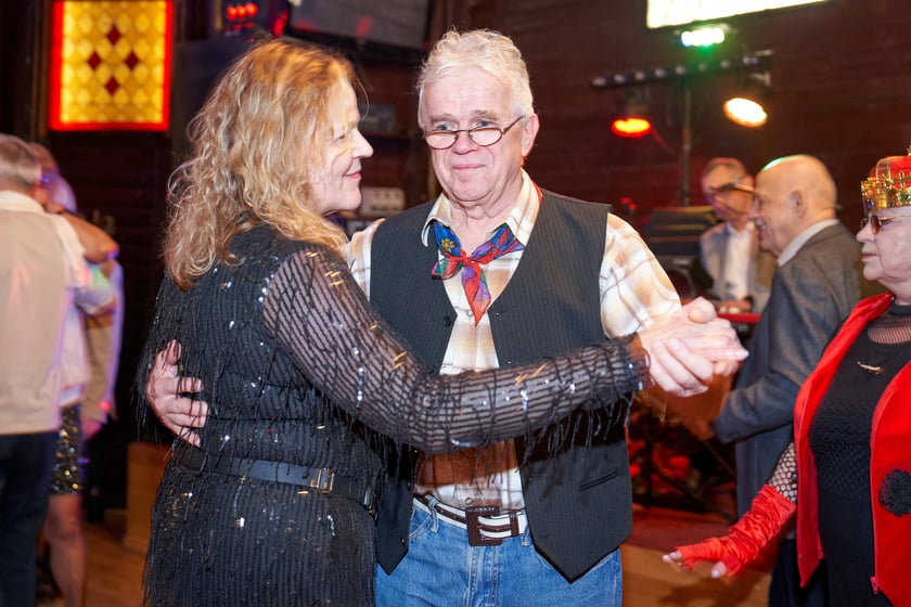 Bal seniorów w stylu lat 80. w restauracji Letniej przy wrocławskim zoo.