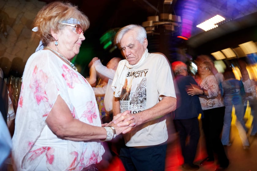 Bal seniorów w stylu lat 80. w restauracji Letniej przy wrocławskim zoo.