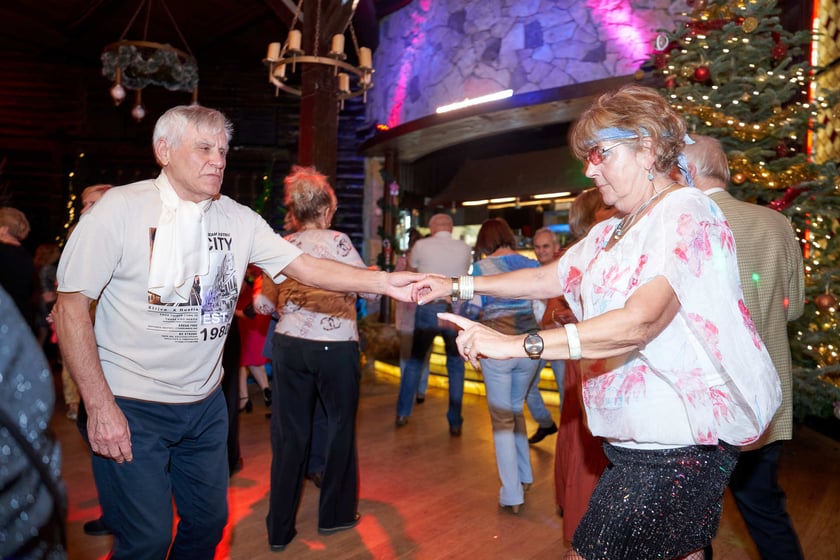 Bal seniorów w stylu lat 80. w restauracji Letniej przy wrocławskim zoo.