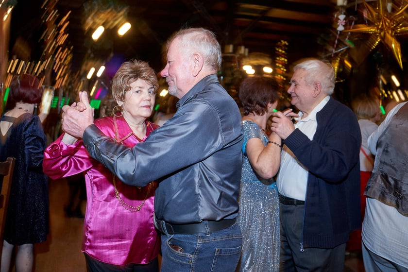 Bal seniorów w stylu lat 80. w restauracji Letniej przy wrocławskim zoo.