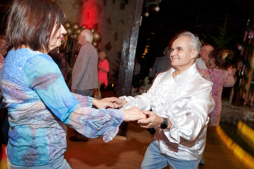 Bal seniorów w stylu lat 80. w restauracji Letniej przy wrocławskim zoo.