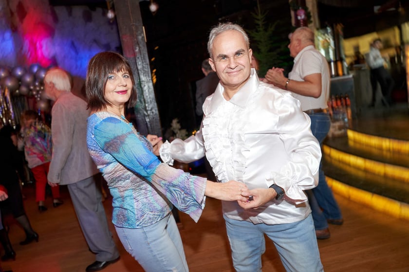 Bal seniorów w stylu lat 80. w restauracji Letniej przy wrocławskim zoo.