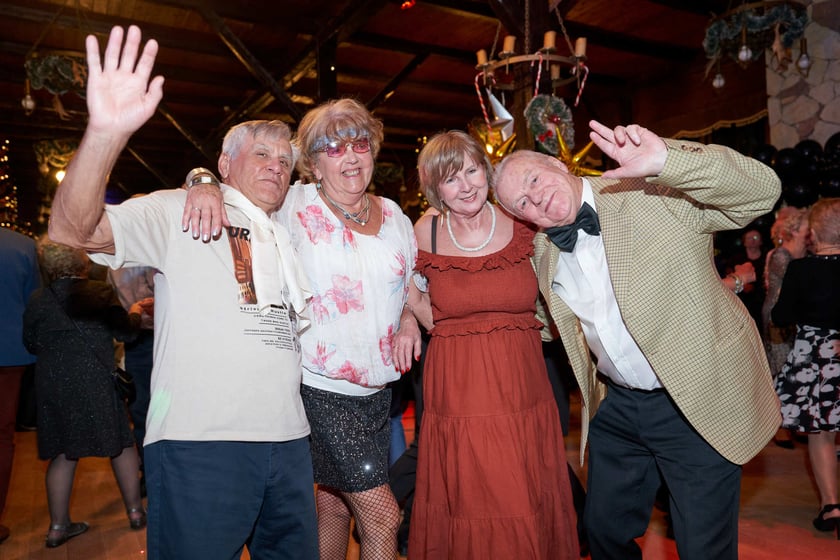 Bal seniorów w stylu lat 80. w restauracji Letniej przy wrocławskim zoo.