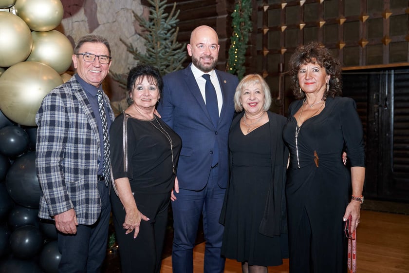 Bal seniorów w stylu lat 80. w restauracji Letniej przy wrocławskim zoo.