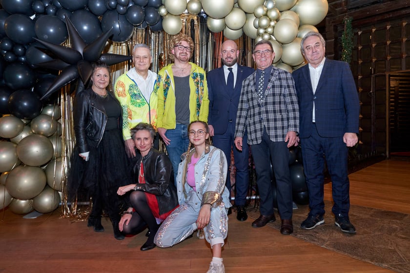 Bal seniorów w stylu lat 80. w restauracji Letniej przy wrocławskim zoo.